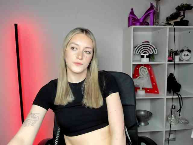 EvelynBlond26 webcam