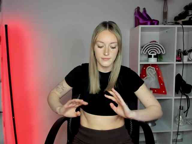 EvelynBlond26 webcam