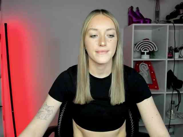EvelynBlond26 webcam