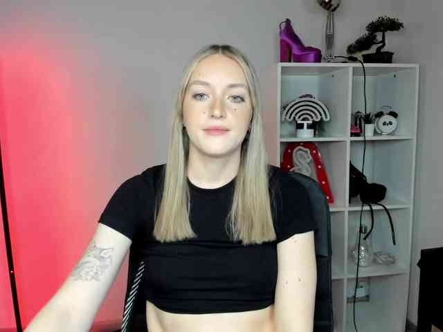 EvelynBlond26 webcam