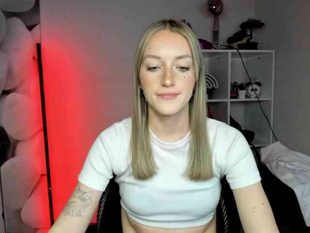 EvelynBlond26 webcam