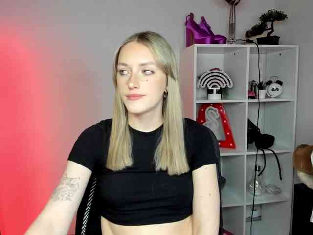 EvelynBlond26 webcam