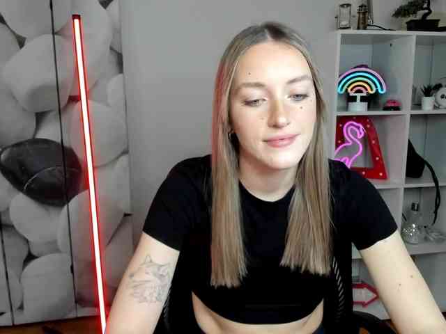 EvelynBlond26 webcam