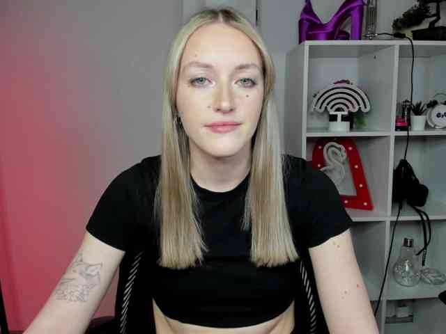 EvelynBlond26 webcam
