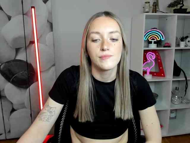 EvelynBlond26 webcam