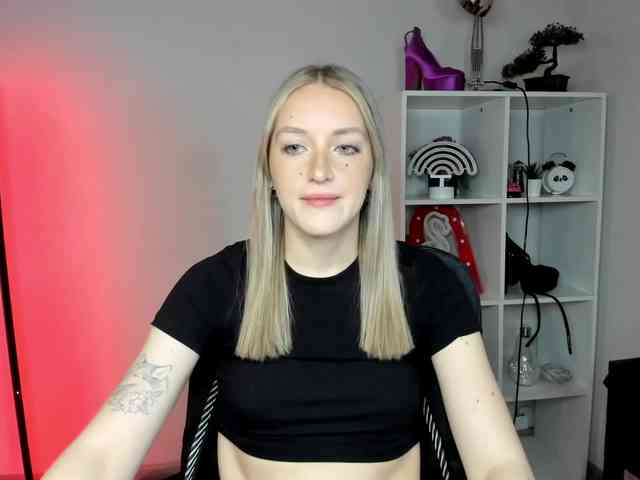 EvelynBlond26 webcam