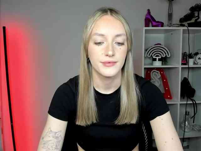 EvelynBlond26 webcam