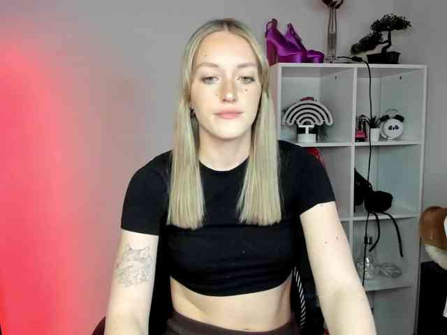 EvelynBlond26 webcam