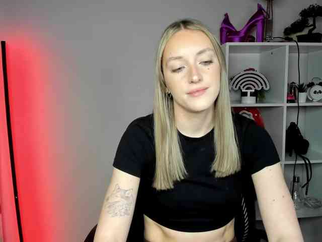 EvelynBlond26 webcam