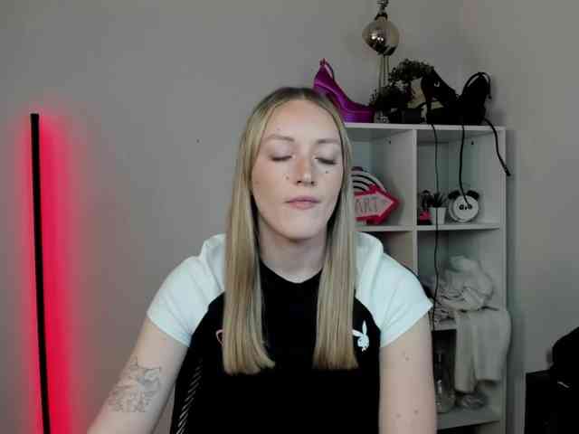 EvelynBlond26