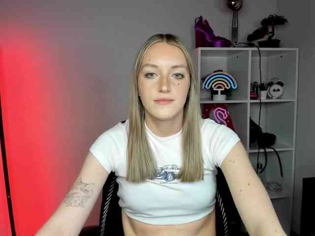 EvelynBlond26 webcam