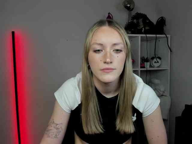 EvelynBlond26 webcam