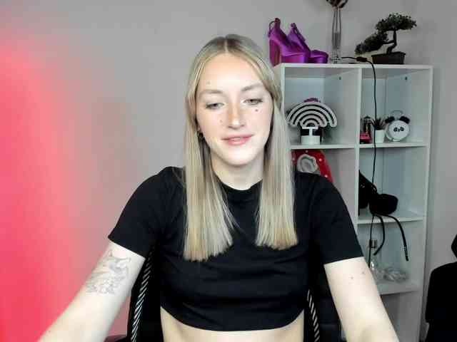 EvelynBlond26 webcam