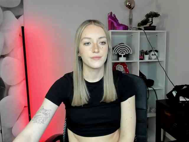 EvelynBlond26 webcam