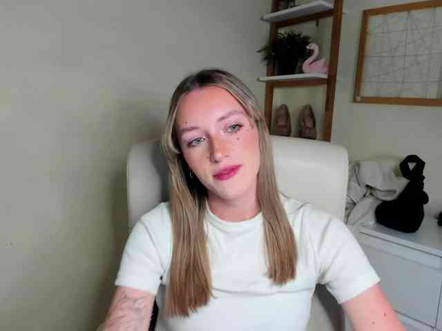 EvelynBlond26 webcam