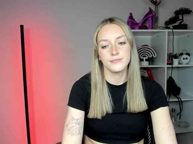 EvelynBlond26 webcam