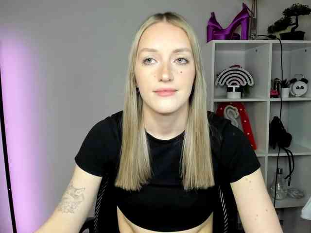 EvelynBlond26 webcam