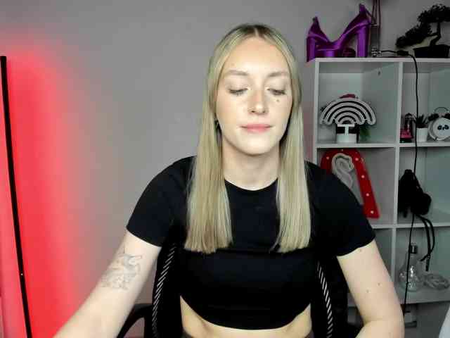 EvelynBlond26 webcam