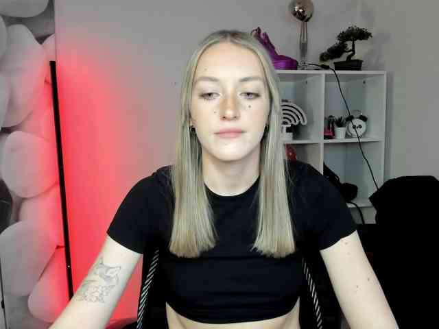 EvelynBlond26 webcam