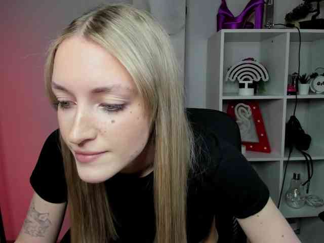 EvelynBlond26 webcam
