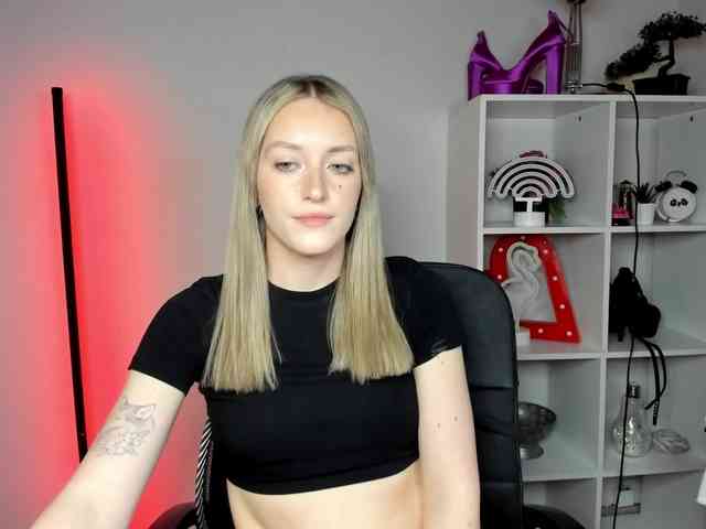 EvelynBlond26 webcam