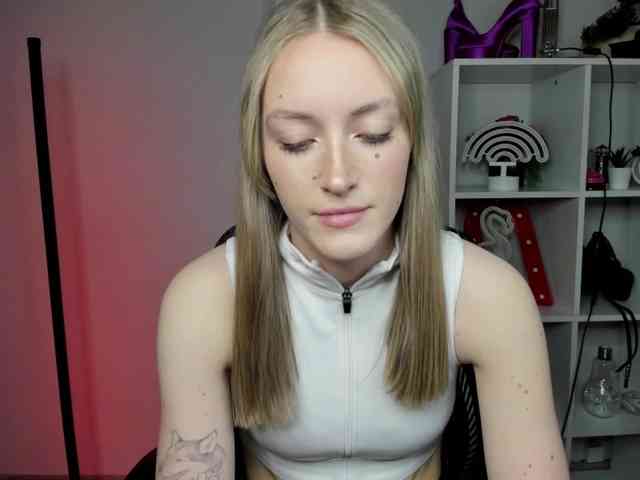 EvelynBlond26 webcam