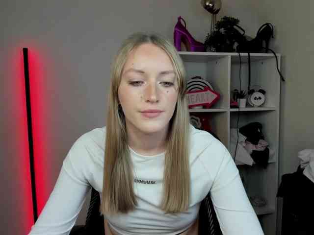 EvelynBlond26 webcam