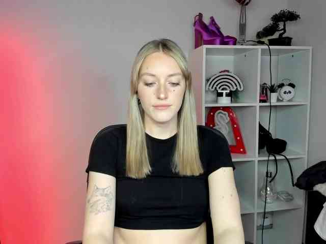 EvelynBlond26 webcam