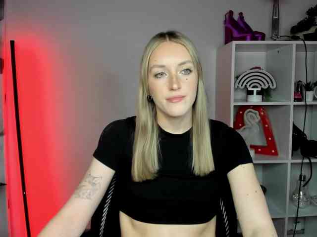 EvelynBlond26 webcam