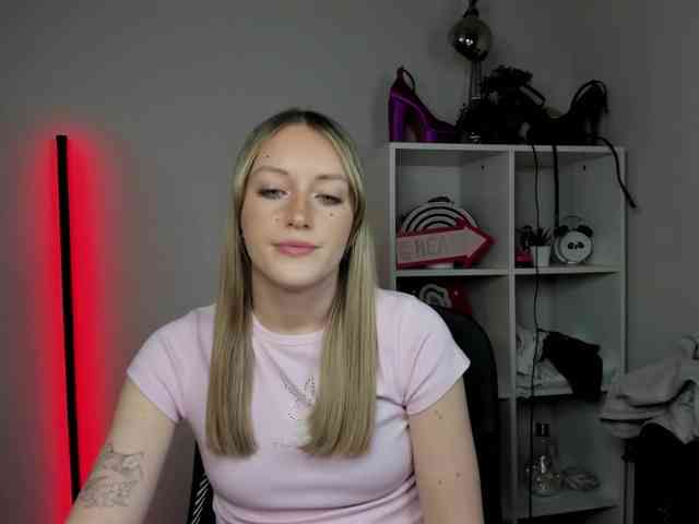 EvelynBlond26 webcam