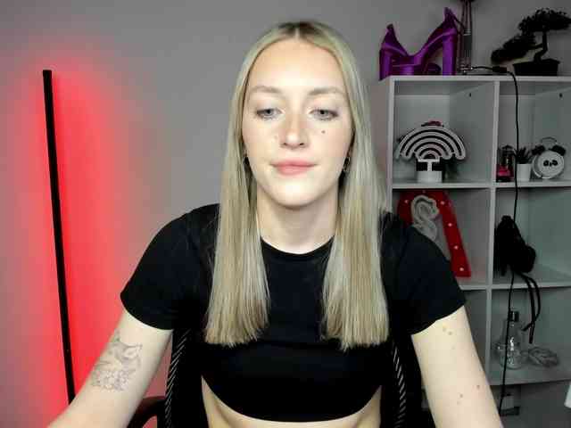 EvelynBlond26 webcam