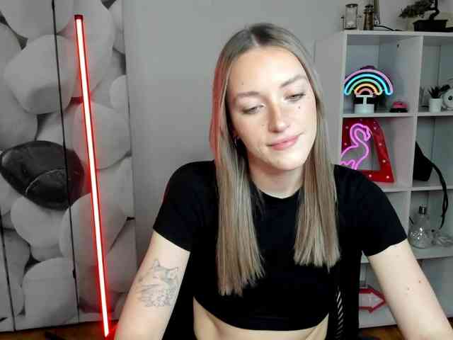 EvelynBlond26 webcam