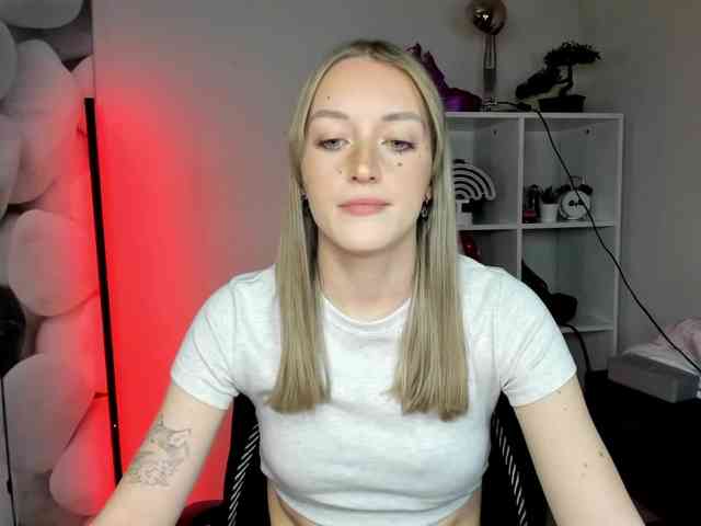 EvelynBlond26 webcam