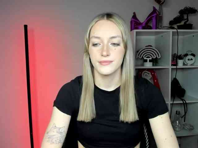 EvelynBlond26 webcam