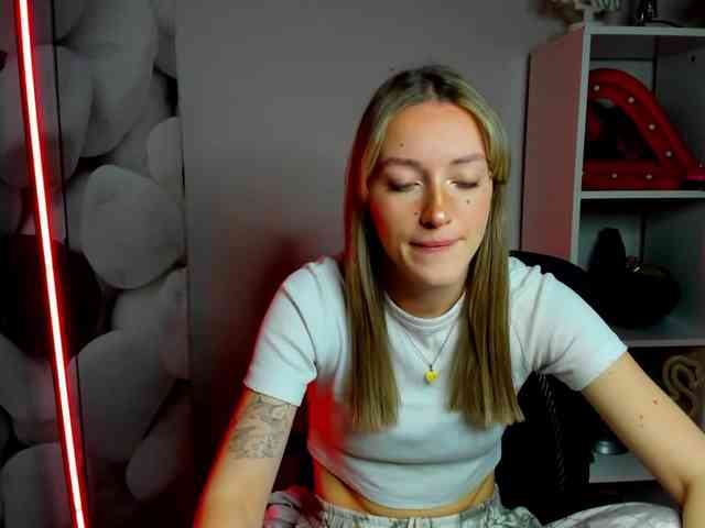 EvelynBlond26 webcam