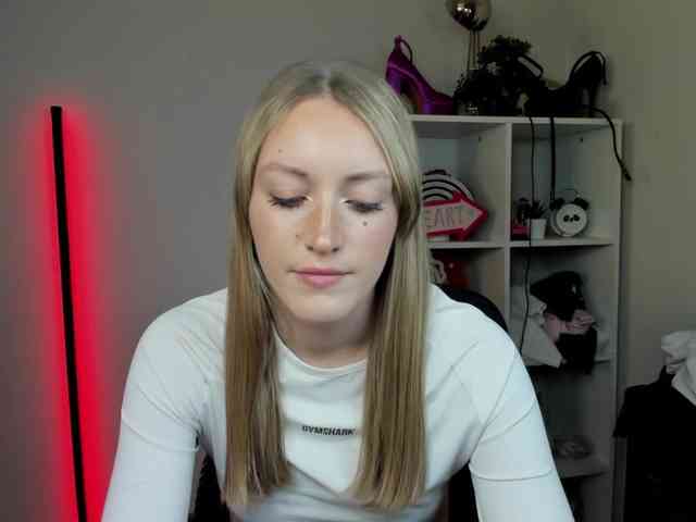 EvelynBlond26 webcam