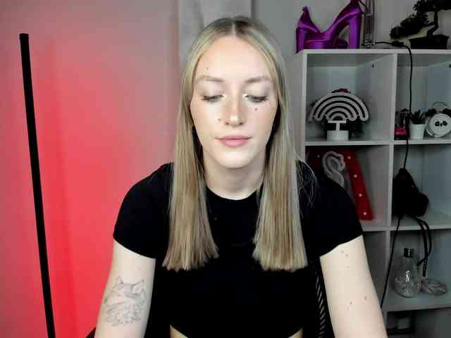 EvelynBlond26 webcam