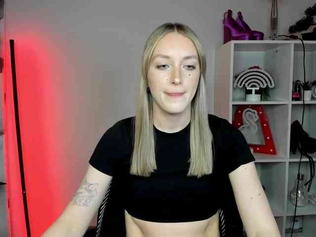 EvelynBlond26 webcam