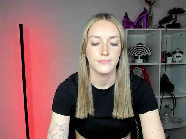EvelynBlond26 webcam