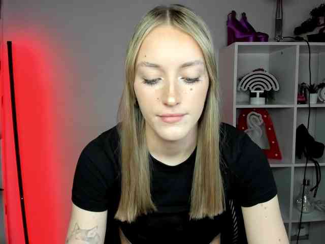 EvelynBlond26 webcam