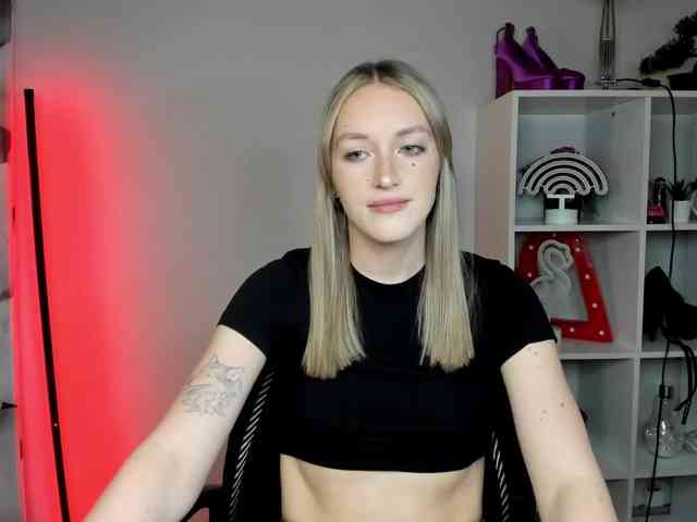 EvelynBlond26 webcam