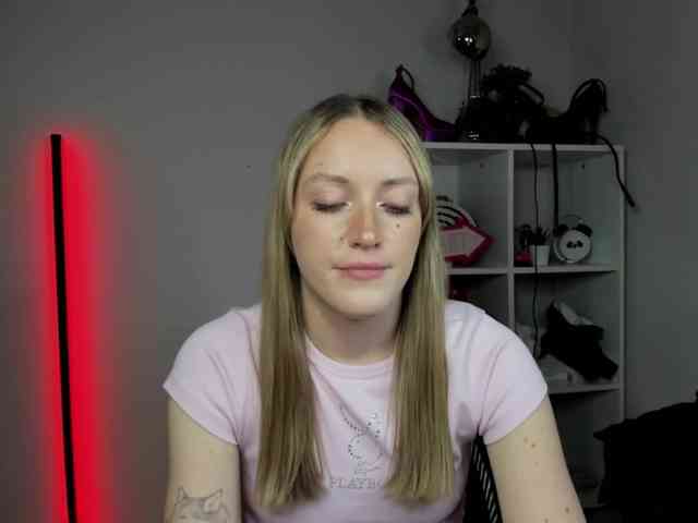 EvelynBlond26 webcam