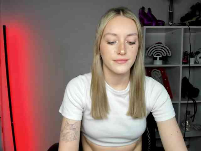 EvelynBlond26 webcam