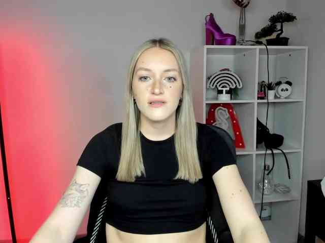 EvelynBlond26 webcam