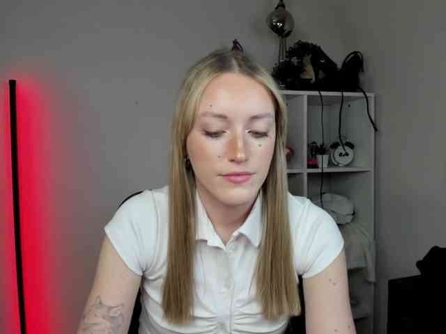 EvelynBlond26 webcam