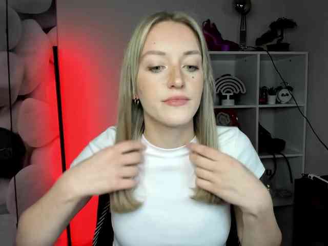 EvelynBlond26 webcam