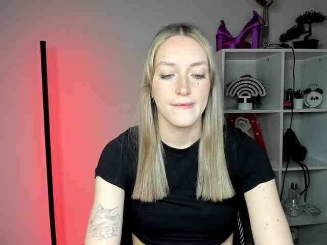 EvelynBlond26 webcam