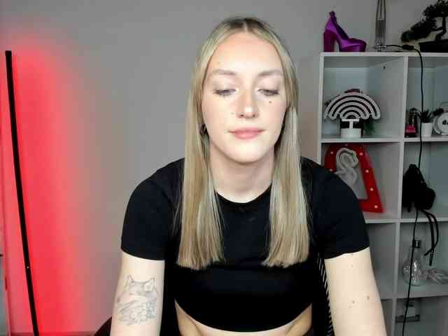 EvelynBlond26 webcam