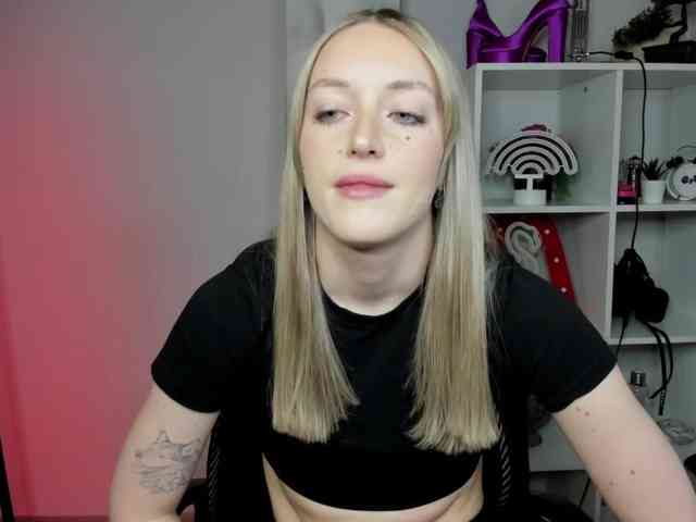 EvelynBlond26 webcam