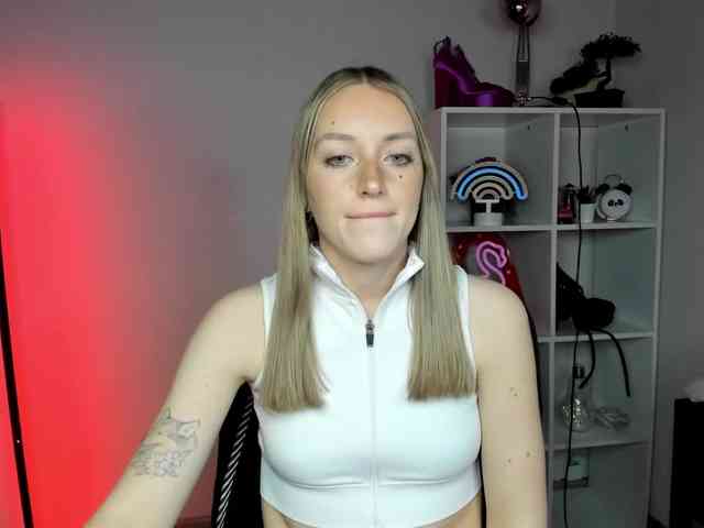 EvelynBlond26 webcam